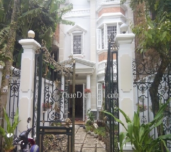  Classic villa  4 bedrooms in Nguyen Van Huong for rent
There is so many amenities in the accommodation for you: Parking arrangement, Feng-shui, utilities, pool, supermartket, etc...
In other side, it has a high security service to protect us